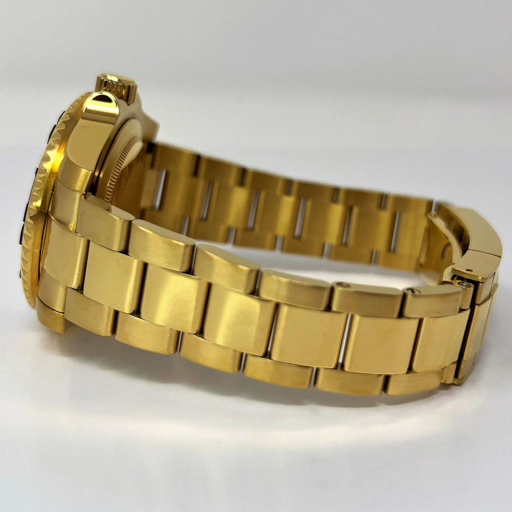 Gold Yacht Sub - Image 3