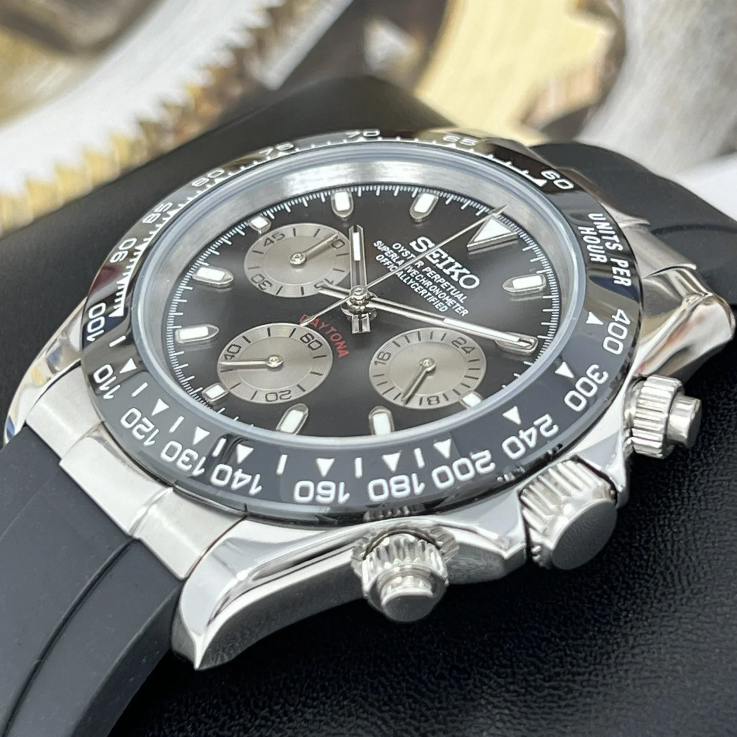 Seiktona Black on Rubber - Image 4